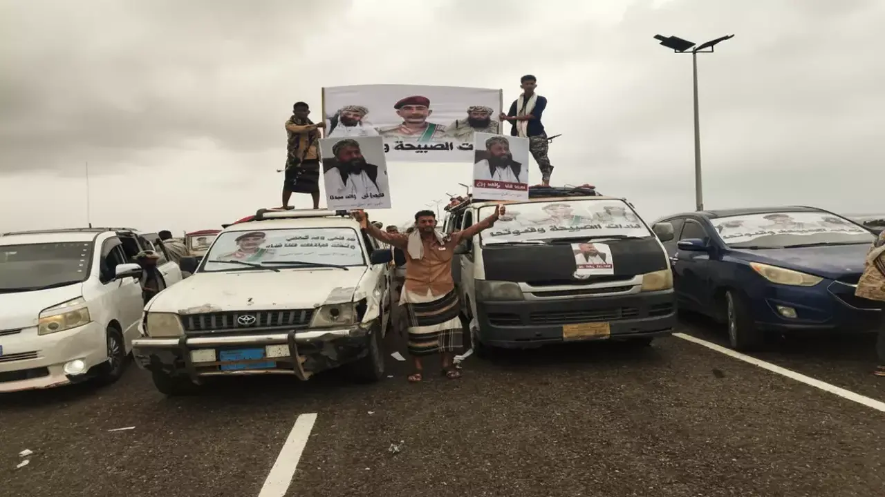 موكب جماهيري ضخم من أبين يصل عدن برسالة تضامن مع الشيخ حمدي شكري